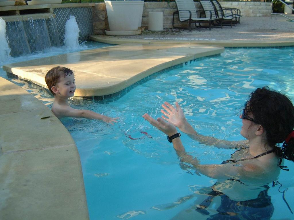 2003/08(Aug)/2(J-KT-Pool)/1024x768_2003-08-07 18-55-59142.JPG